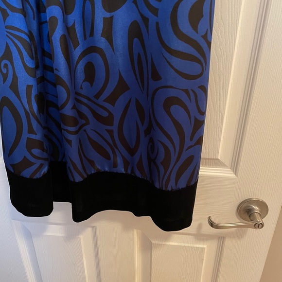 NWOTSblack velour like neck and bottom trim dress - Picture 3 of 9